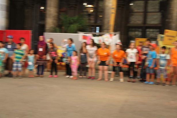 Eine Gruppe von Kindern und Erwachsenen steht zusammen.