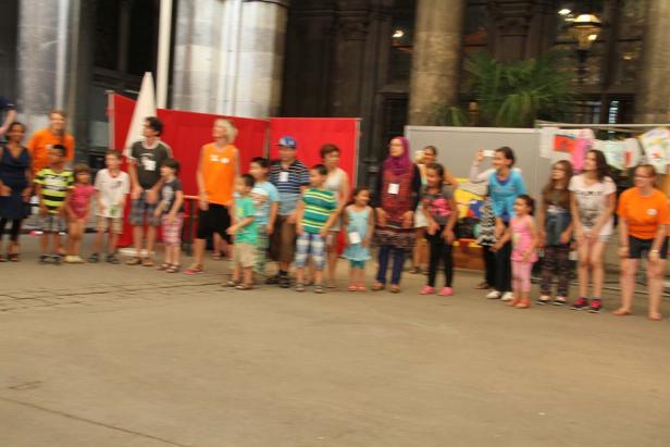 Eine Gruppe von Kindern und Erwachsenen steht zusammen im Freien.