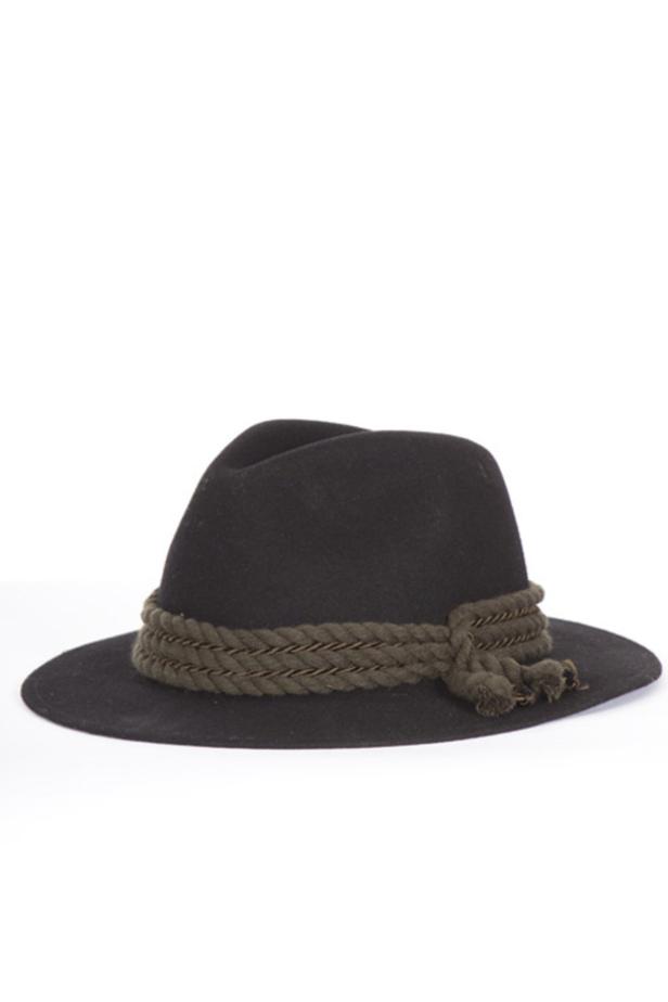 Ein schwarzer Hut mit einer grünen Kordel um die Krone.