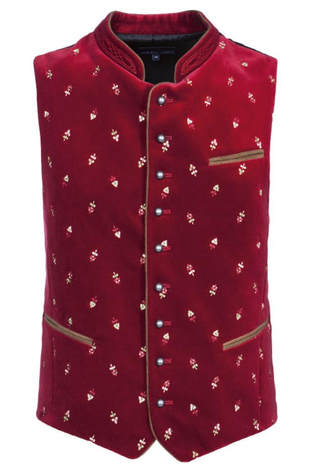 Eine rote Trachtenweste mit kleinen Blumenmustern und silbernen Knöpfen.