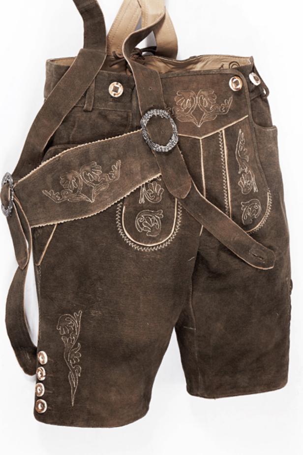 Eine traditionelle, braune Lederhose mit aufwendigen Stickereien und Hosenträgern.