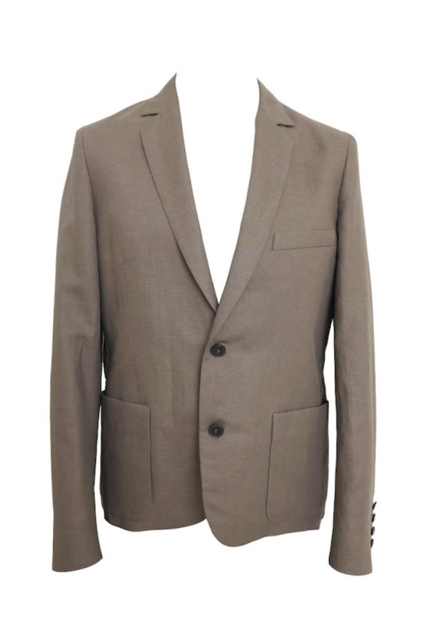 Ein graubraunes Sakko mit zwei Knöpfen vor einem weißen Hintergrund.