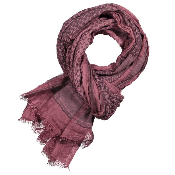 Ein weinroter Schal mit Fransen liegt auf einem weißen Hintergrund.