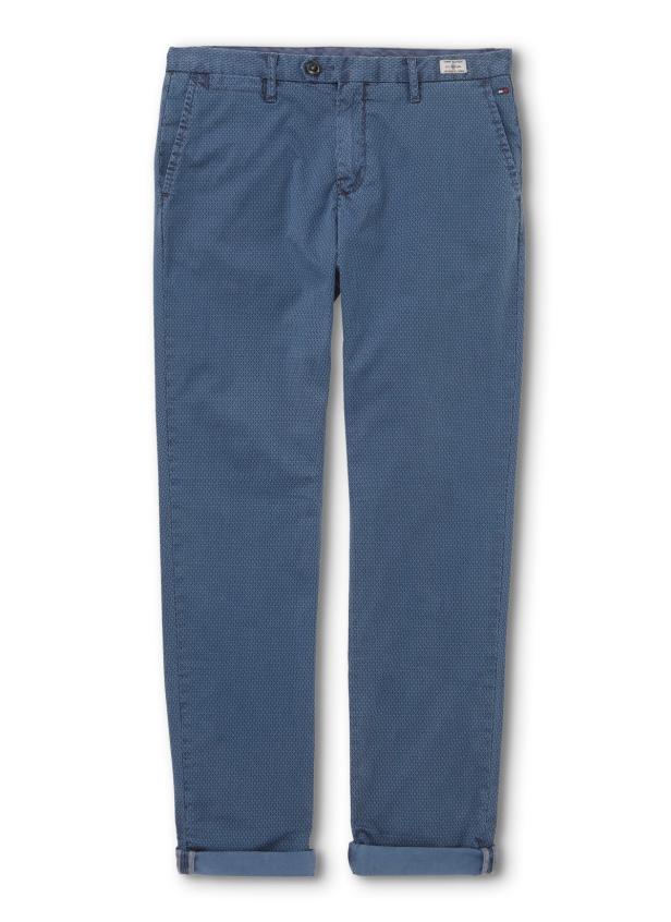 Eine blaue Stoffhose mit dezentem Muster liegt auf einem weißen Hintergrund.