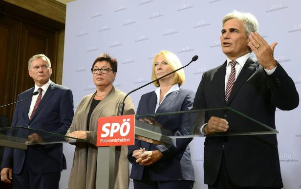 Vier Personen stehen hinter einem Rednerpult mit dem Logo der SPÖ im Hintergrund.