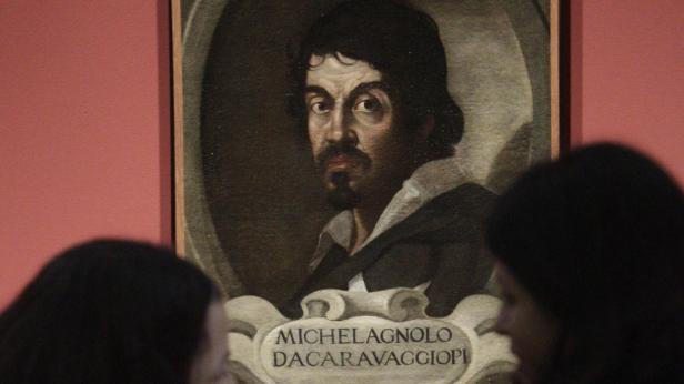 Ein Porträt von Michelangelo Caravaggio hängt an einer Wand in einem Museum.