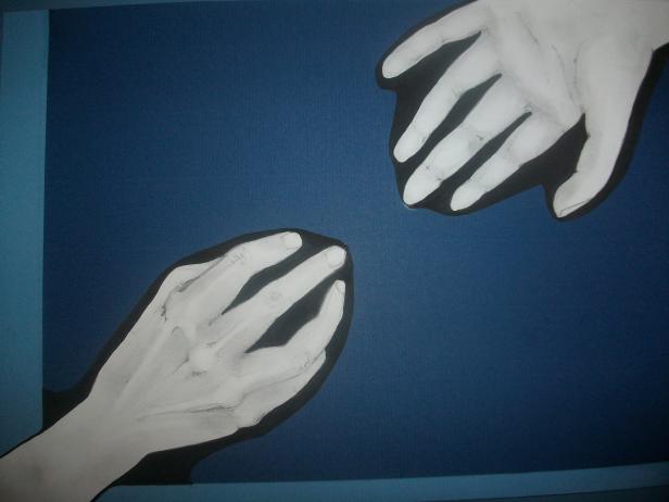 Zwei Hände scheinen sich auf einem blauen Hintergrund zu berühren.