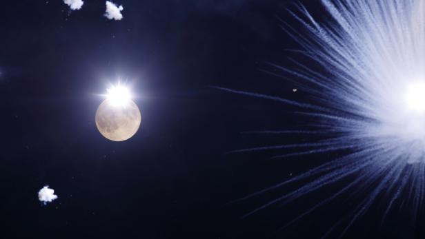Der Mond scheint hell in einer dunklen Nacht, während Feuerwerkskörper aufleuchten.