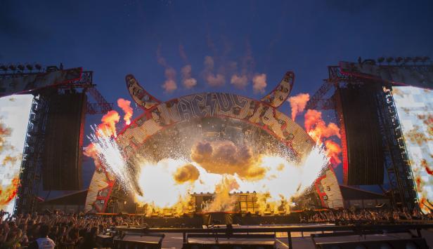 Die Band AC/DC tritt mit einer spektakulären Feuerwerksshow auf einer Bühne auf.