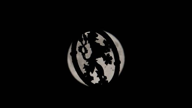 Das Chelsea-Logo ist vor dem Hintergrund des Mondes zu sehen.