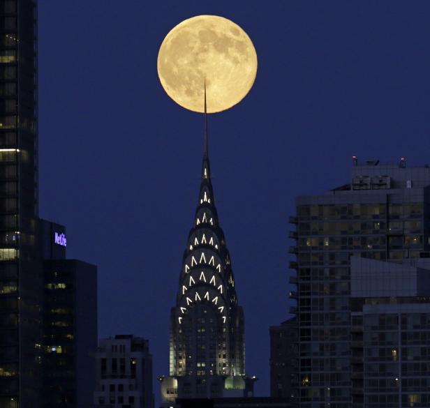 Der Vollmond über dem Chrysler Building in New York City.