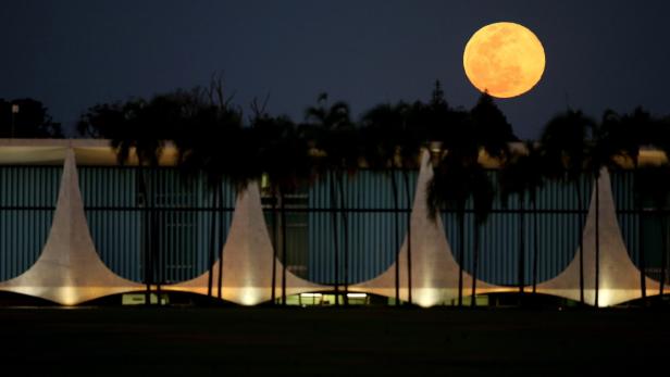 Der Vollmond scheint über dem Palácio da Alvorada in Brasilia.