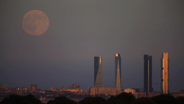 Der Vollmond geht über der Skyline von Madrid auf.