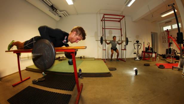 Schwergewicht: Nicht nur im Boot wird konzentriert gearbeitet Zwei Männer trainieren in einem Fitnessstudio mit Gewichten.