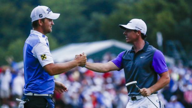 Wiesberger gratuliert McIlroy Zwei Golfspieler geben sich nach einem Spiel die Hand.