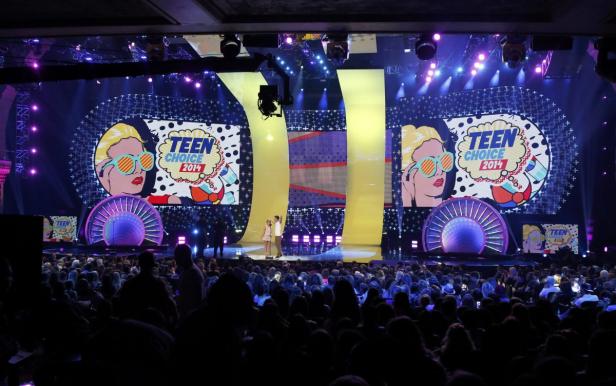 Blick auf die Bühne der Teen Choice Awards 2014 mit Publikum.