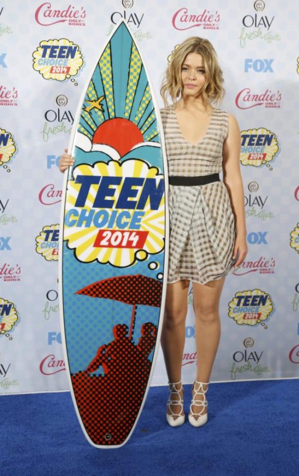 Eine Frau posiert mit einem Surfbrett der Teen Choice Awards 2014.