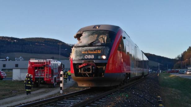 NÖ: Zug mit Sattelschlepper kollidiert