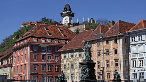 Blick auf den Grazer Uhrturm und die Gebäude am Hauptplatz.