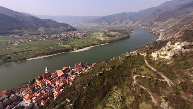 Luftaufnahme von Dürnstein an der Donau mit Blick auf die Burgruine.