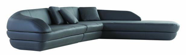 Ein graues Ecksofa mit Chaiselongue und mehreren Kissen.
