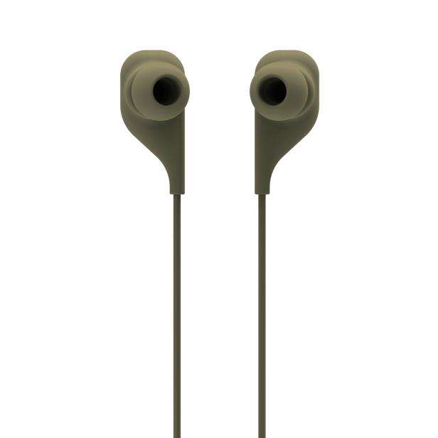 Ein Paar olivgrüne In-Ear-Kopfhörer vor einem weißen Hintergrund.