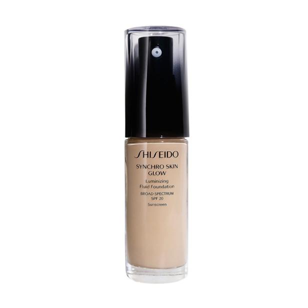 Eine Flasche Shiseido Synchro Skin Glow Foundation mit Lichtschutzfaktor 20.