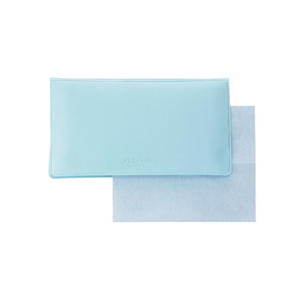 Ein hellblaues Puderpapier-Set von Shiseido.