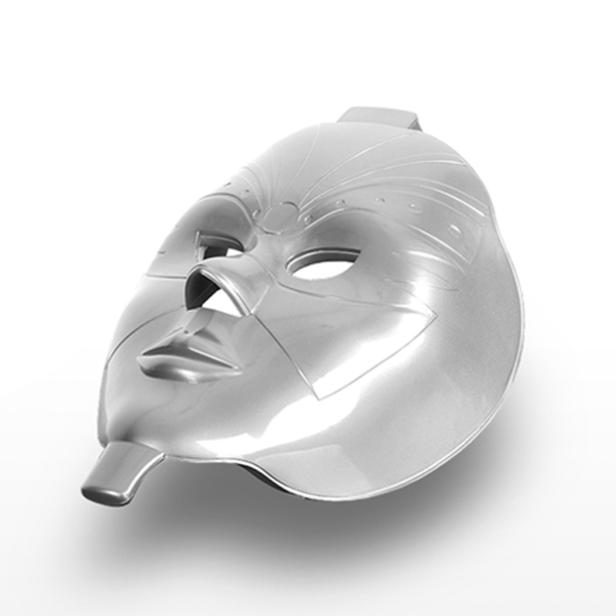 Eine silberne Gesichtsmaske mit angedeuteten Gesichtszügen.