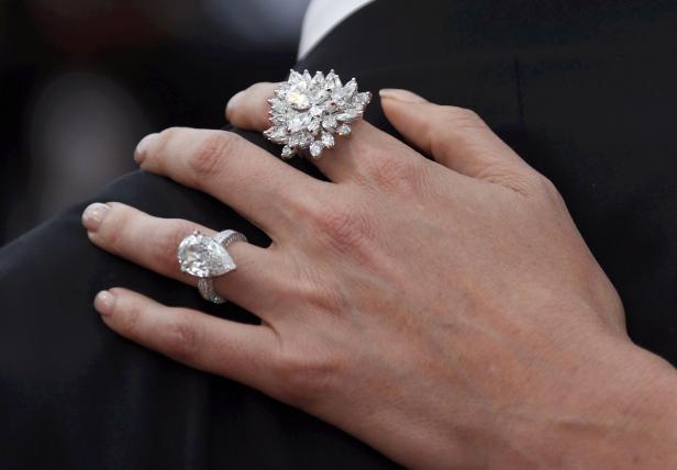 Die Hand einer Frau mit zwei auffälligen Diamantringen.