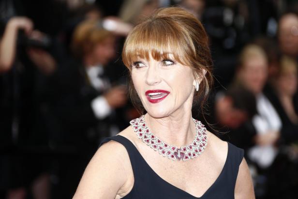 Jane Seymour mit rotem Lippenstift und auffälliger Halskette.