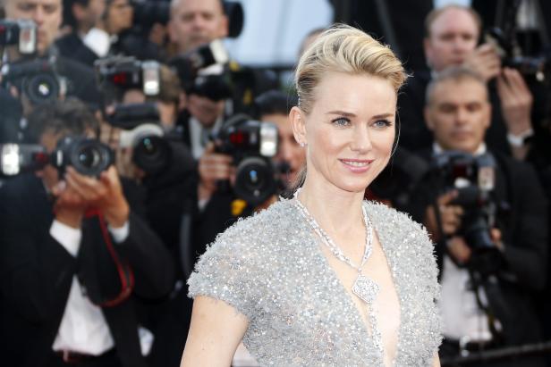 Naomi Watts posiert auf einem roten Teppich vor einer Wand von Fotografen.