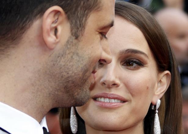 Nahaufnahme von Natalie Portman mit einem Mann auf einem roten Teppich.