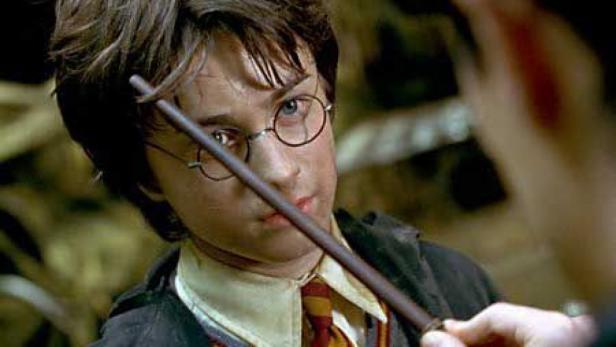 Harry Potter mit Brille und Zauberstab.