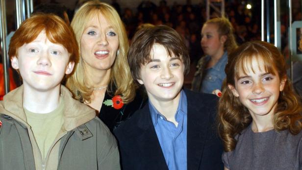 Daniel Radcliffe, Emma Watson, Rupert Grint und J.K. Rowling posieren zusammen.