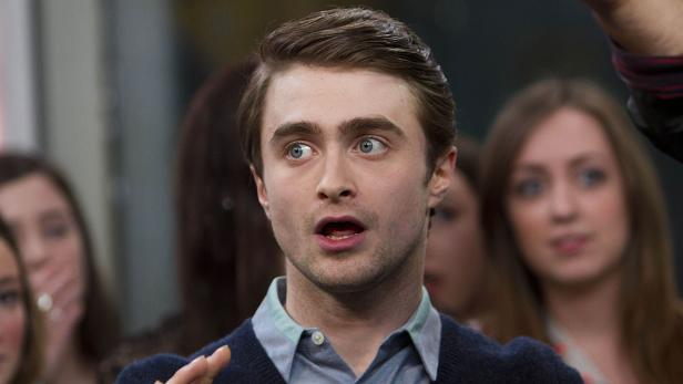 Daniel Radcliffe schaut überrascht zur Seite.