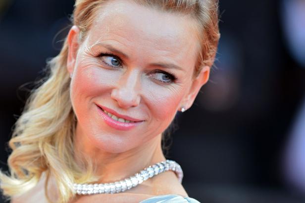 Naomi Watts lächelt mit einem Diamantcollier um den Hals.