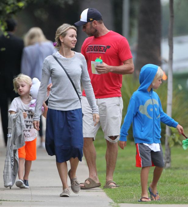 Naomi Watts und Liev Schreiber mit ihren Kindern auf einem Bürgersteig.