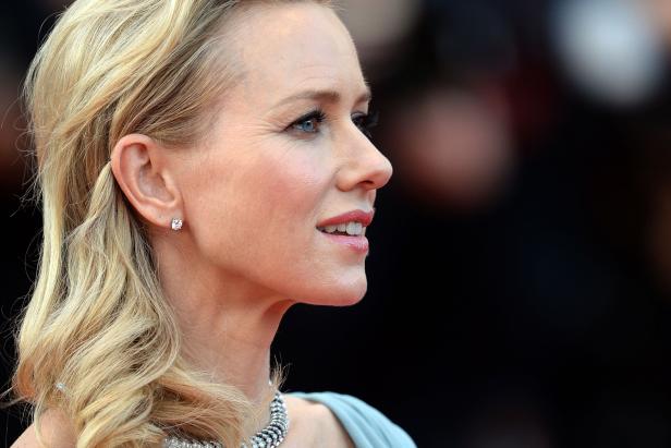 Nahaufnahme von Naomi Watts im Profil mit blonden Haaren und Diamantschmuck.