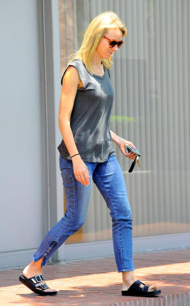 Naomi Watts geht mit Sonnenbrille, Jeans und Sandalen die Straße entlang.