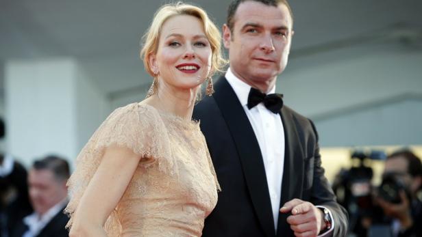 Naomi Watts und Liev Schreiber posieren auf einem roten Teppich.