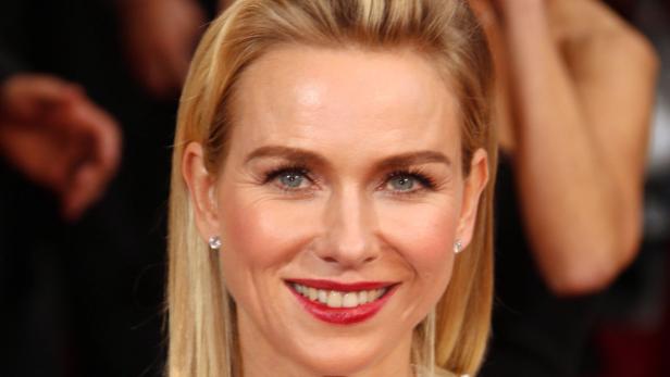 Nahaufnahme von Naomi Watts mit blonden Haaren und rotem Lippenstift.