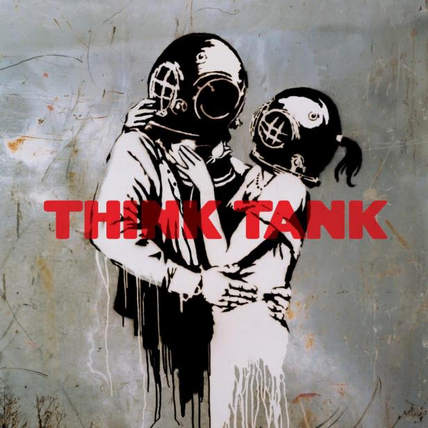 Ein Banksy-Graffiti zeigt ein Paar mit alten Taucherhelmen, das sich umarmt. Im Vordergrund steht der Schriftzug „THINK TANK“.