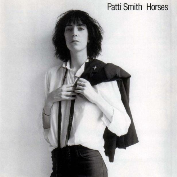 Das Cover des Albums „Horses“ von Patti Smith zeigt die Sängerin in Hemd und Jackett.
