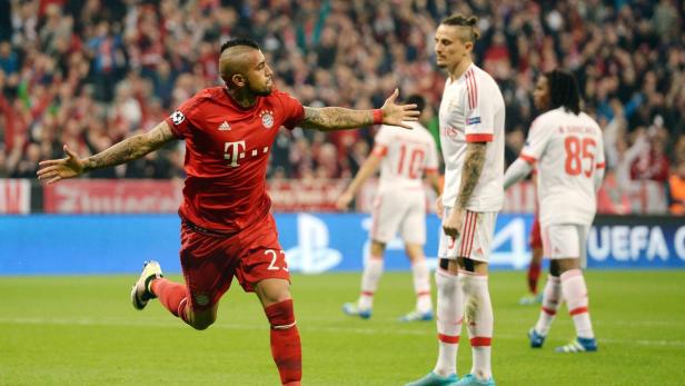 Arturo Vidal jubelt im Trikot des FC Bayern München.