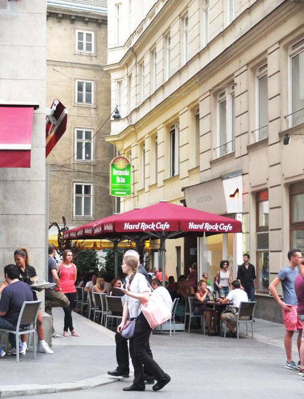 Das Hard Rock Cafe und andere Restaurants beleben eine belebte Straße in Wien.