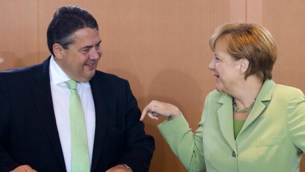 Angela Merkel gestikuliert in einem Gespräch mit Sigmar Gabriel.