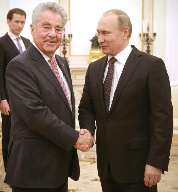 Bundespräsident a. D. Heinz Fischer schüttelt Wladimir Putin die Hand.