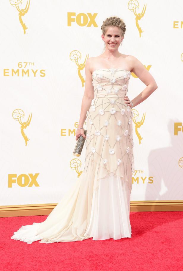 Kate McKinnon in einem elfenbeinfarbenen Kleid auf dem roten Teppich der Emmy-Verleihung.