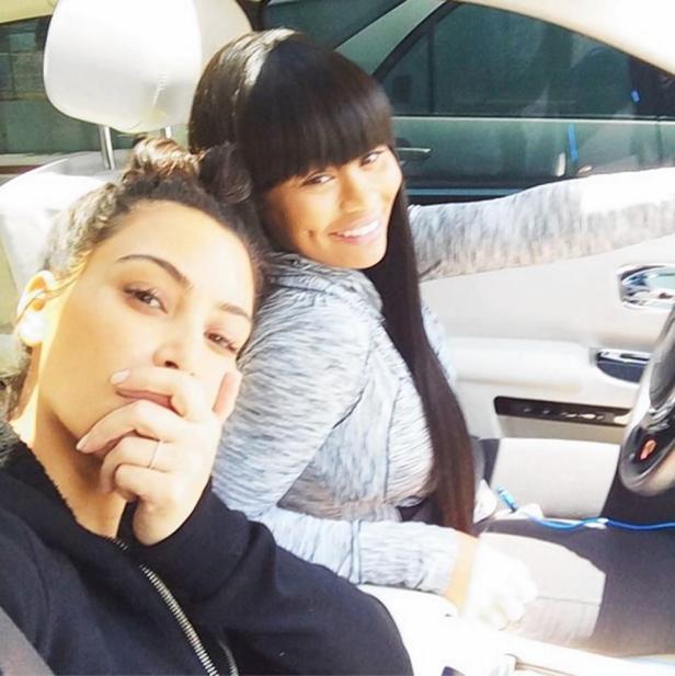 Zwei Frauen sitzen in einem Auto und machen ein Selfie.